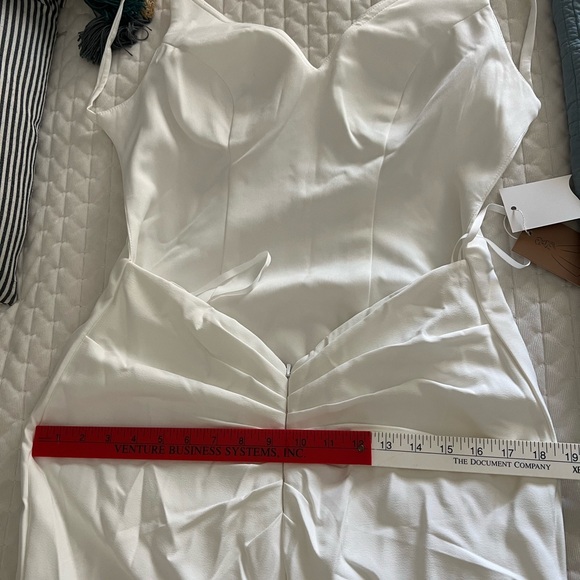 Elegant White Gown - Picture 9 of 16